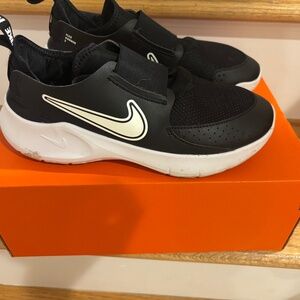 Boys Nike flex runner sneakers